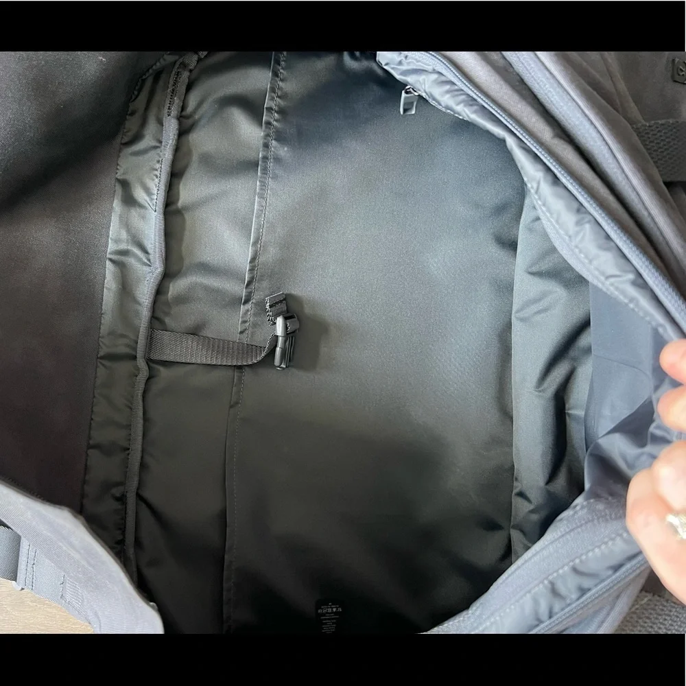 Lululemon Early Embark Duffel Bag in Gray